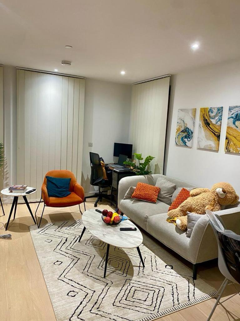 Double In A Flat In Royal Wharf * Londres