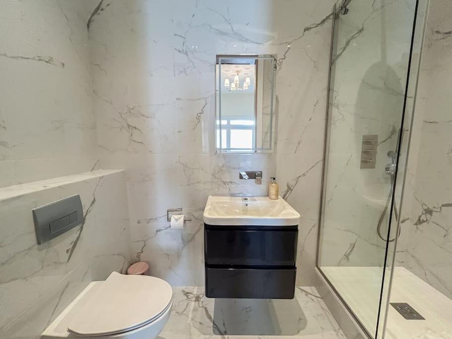 Stylish 2 Bed Flat On The Iconic Gloucester Road Apartment London