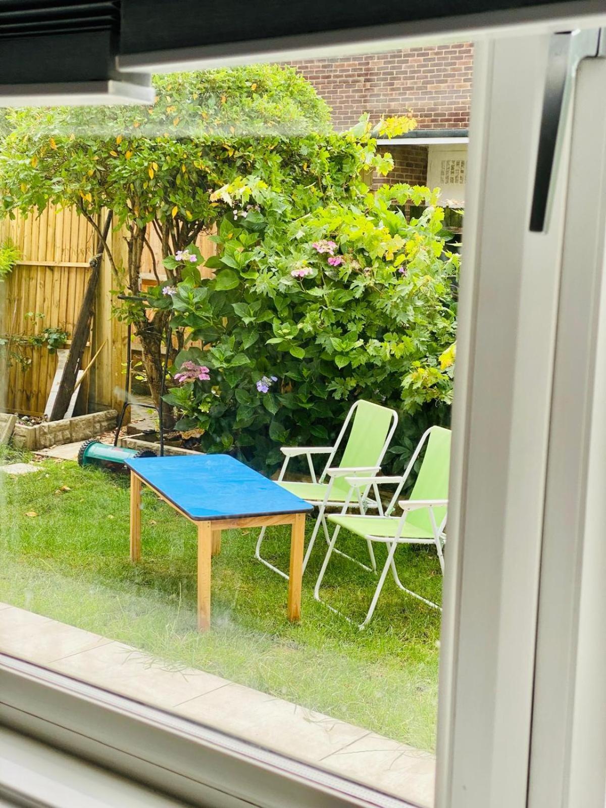 Richmond - Double Bedroom With Garden View London