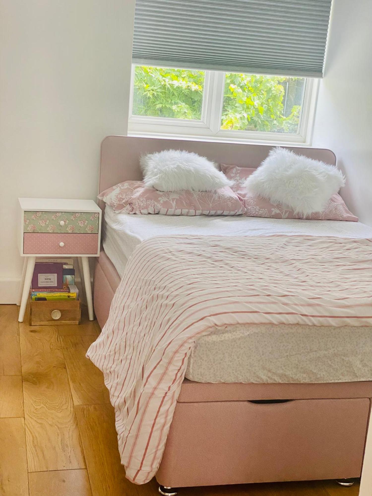 Richmond - Double Bedroom With Garden View