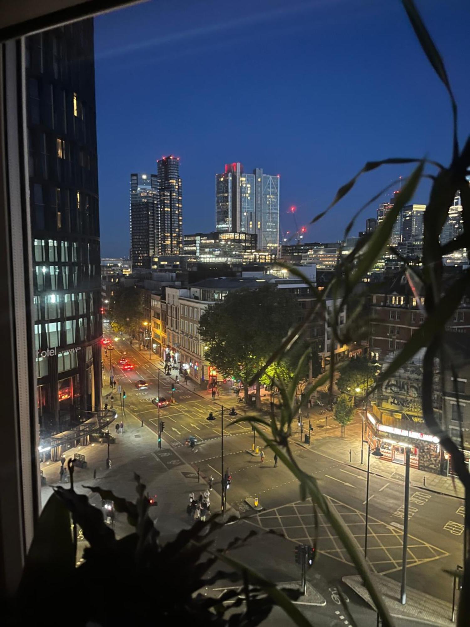 Apartamento 2 Bedroom Flat In Zone 1 East With Parking Londres