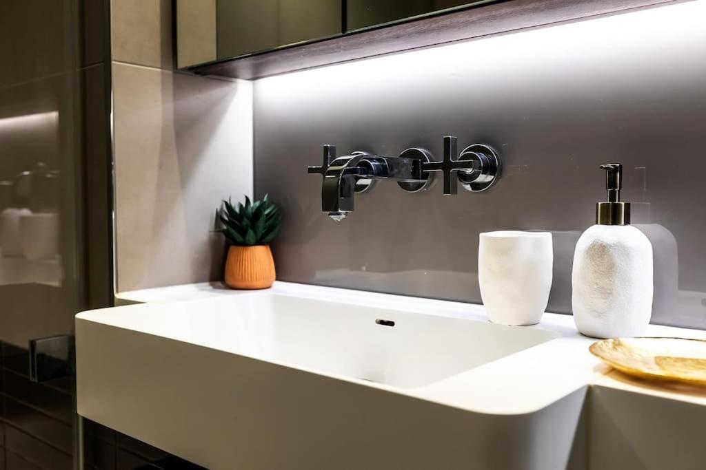 Luxurious Haven In Iconic Battersea Power Station Londres