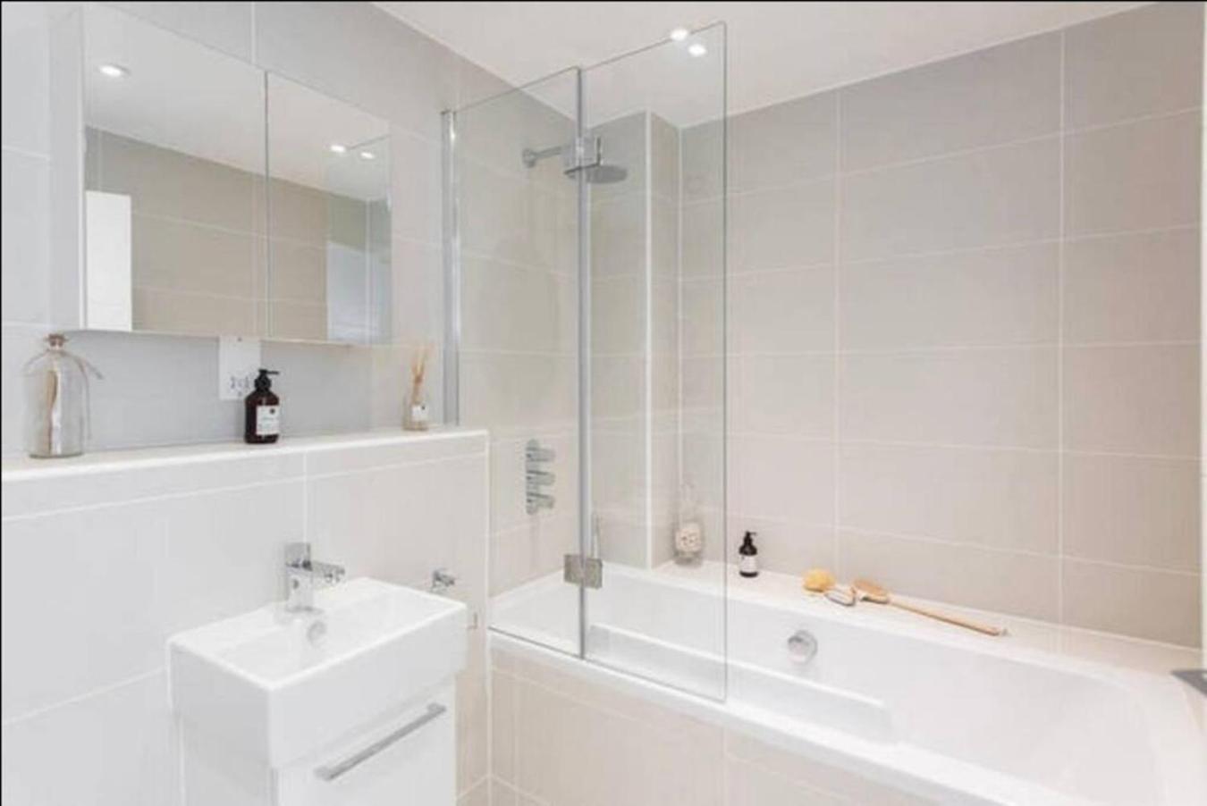 Large Three Bed Duplex Camden * Londres