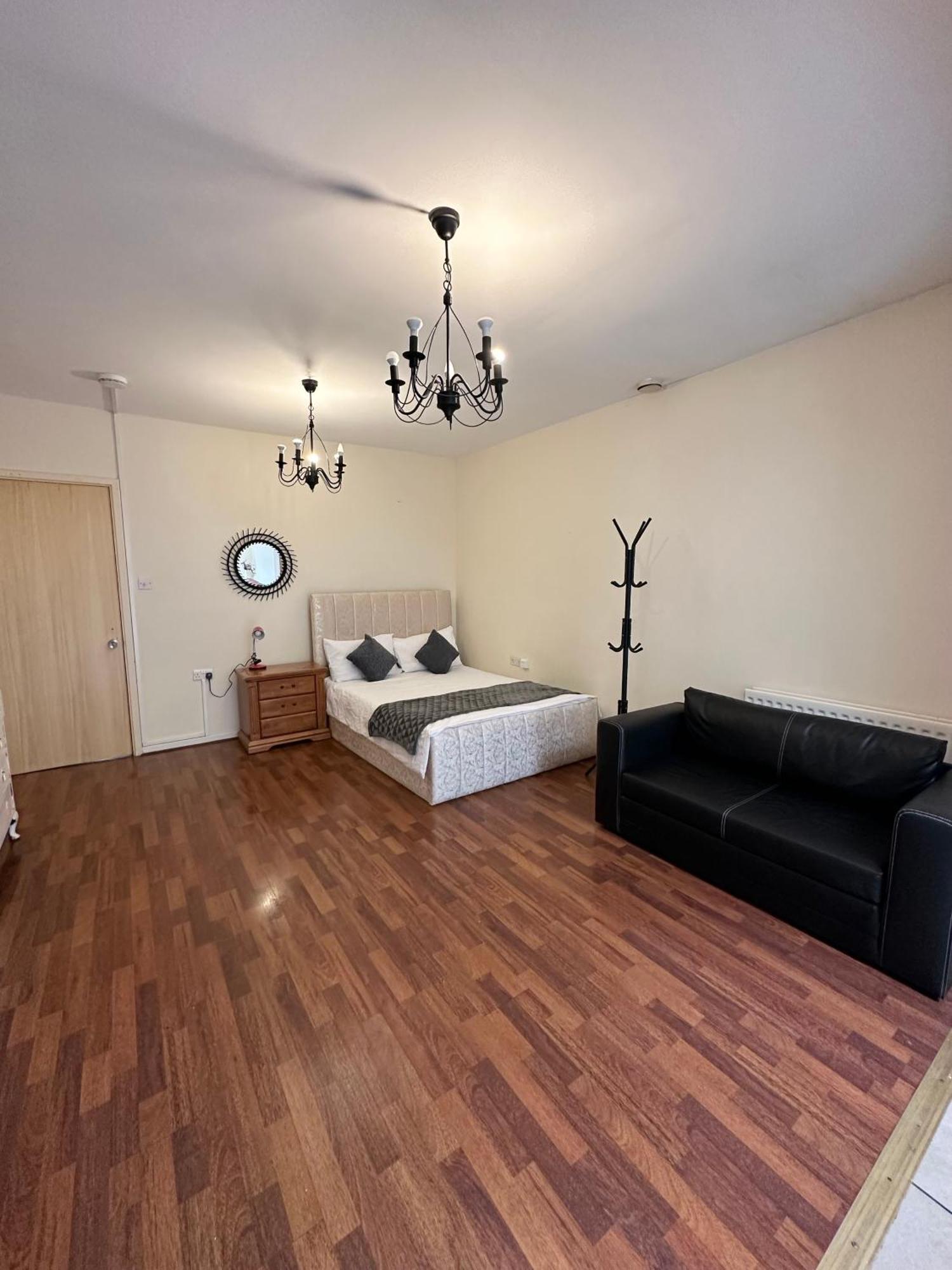 Luxury In Central London!6 Bedroom With 2 Bath & Separate Wc! *