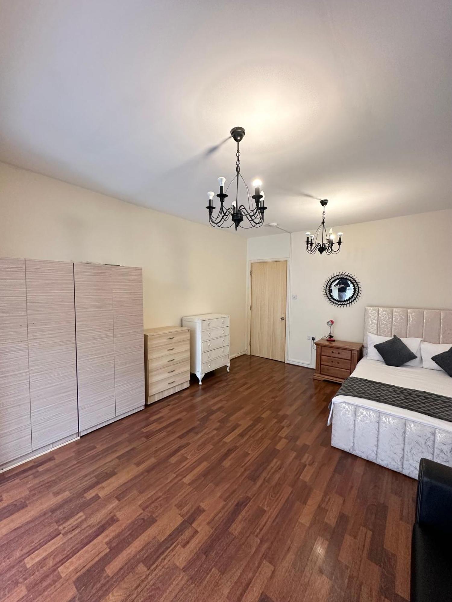 Luxury In Central London!6 Bedroom With 2 Bath & Separate Wc! Londres