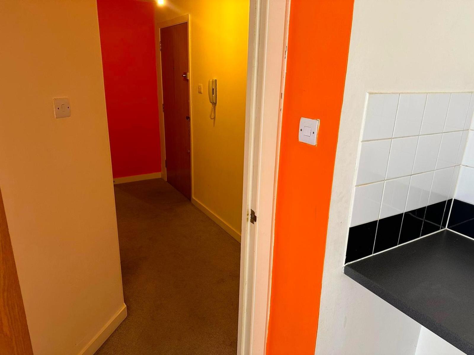 Ealing Common - Orange Apartment *