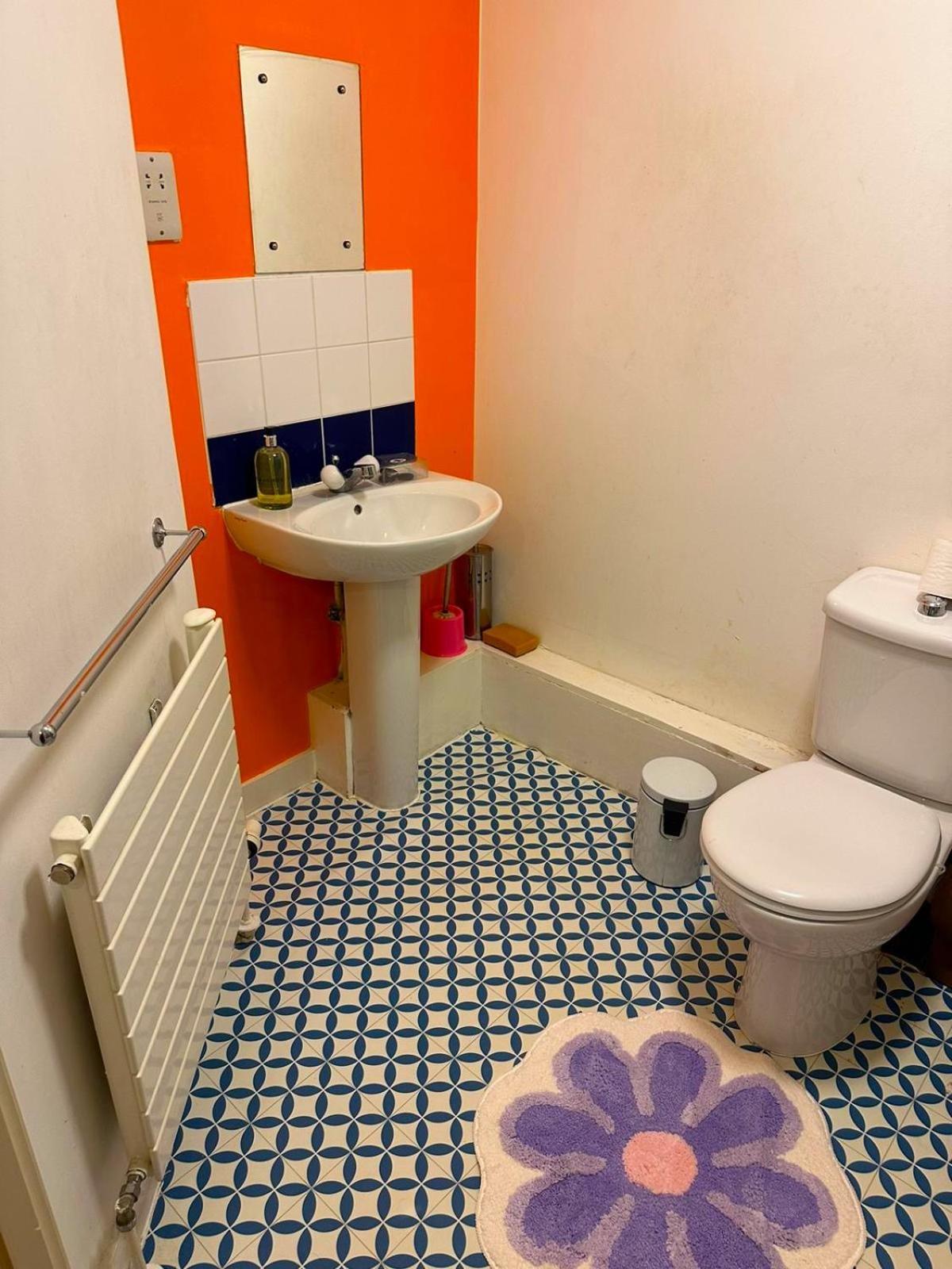 Ealing Common - Orange Apartment