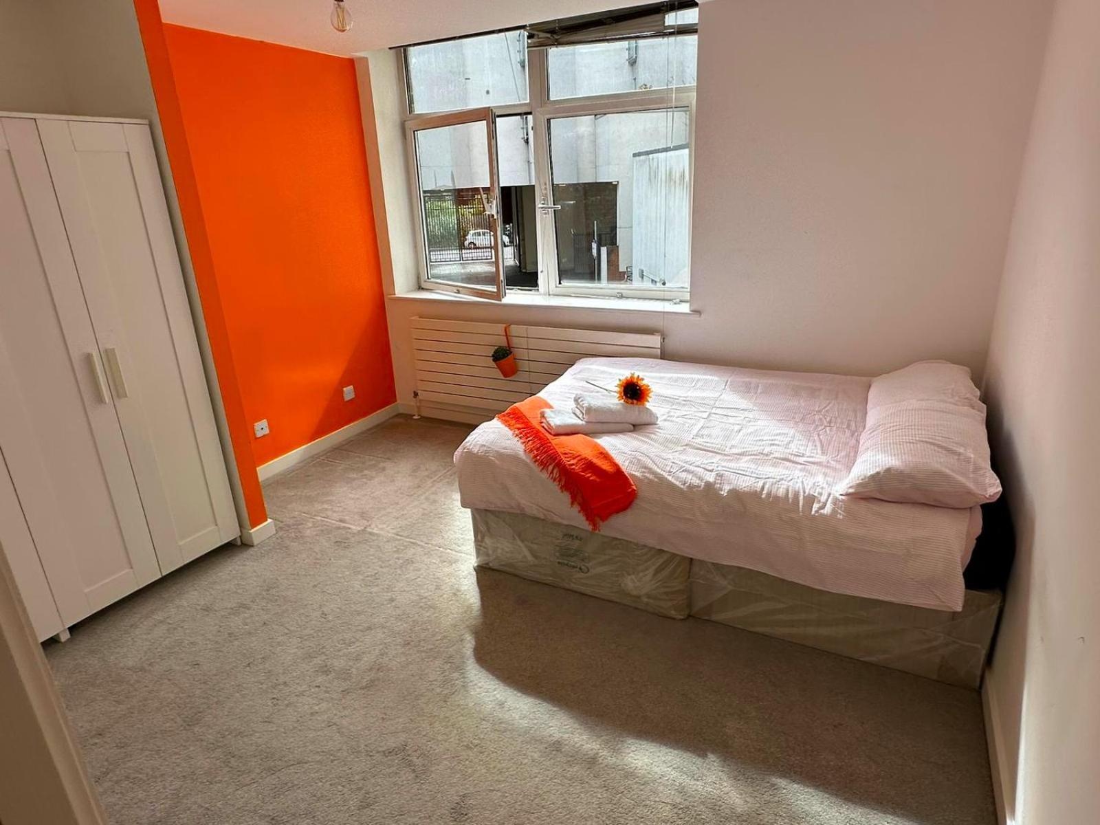 Ealing Common - Orange Apartment London
