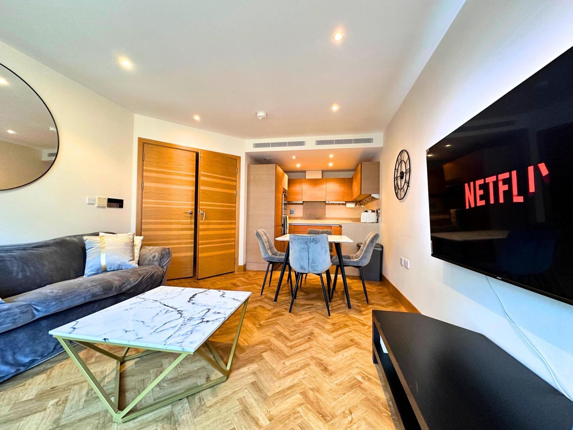 Chelsea Bridge 2bed 2bath Balcony Fast Wifi - Luxurylondonstays