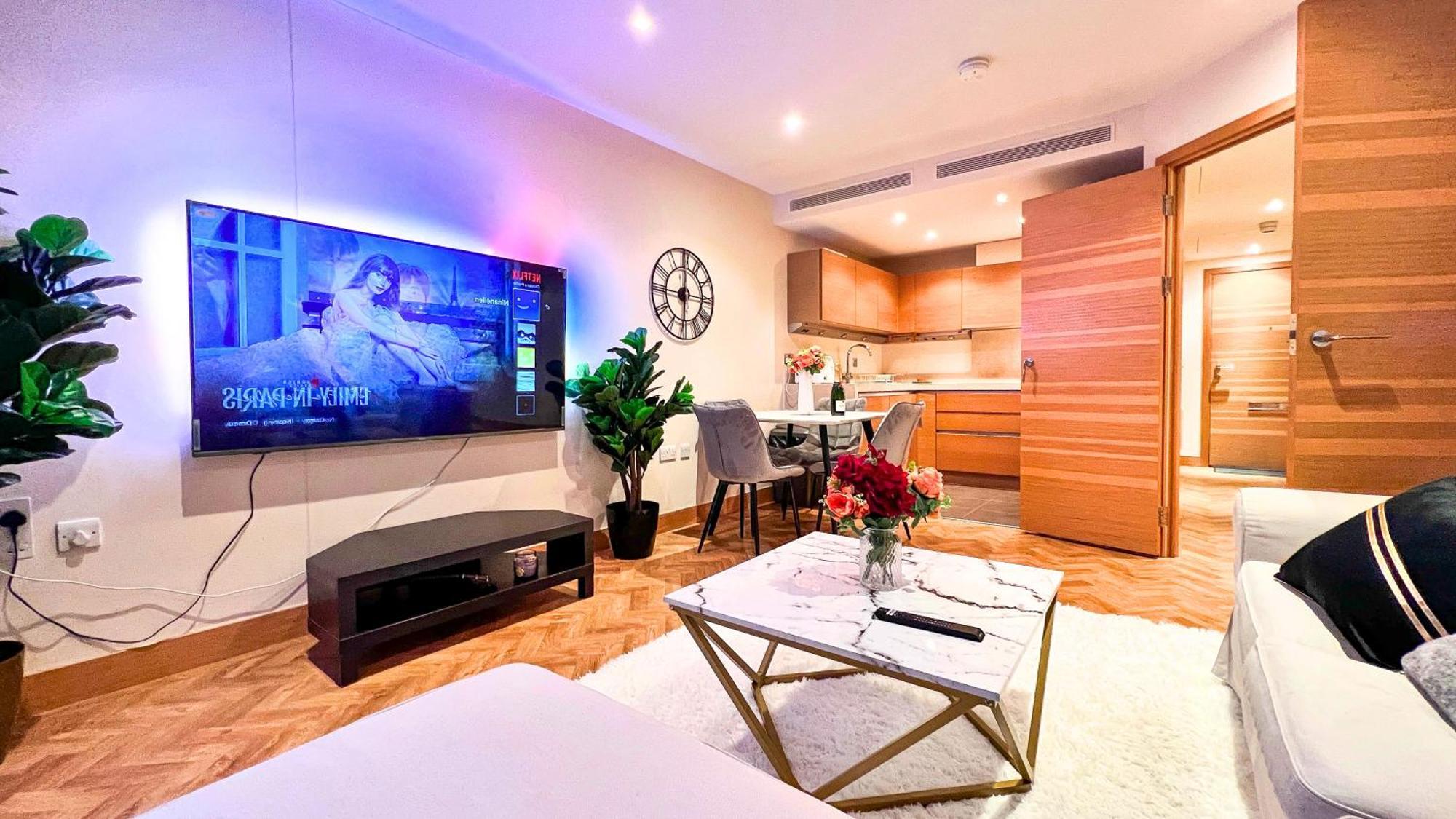 Chelsea Bridge 2bed 2bath Balcony Fast Wifi - Luxurylondonstays