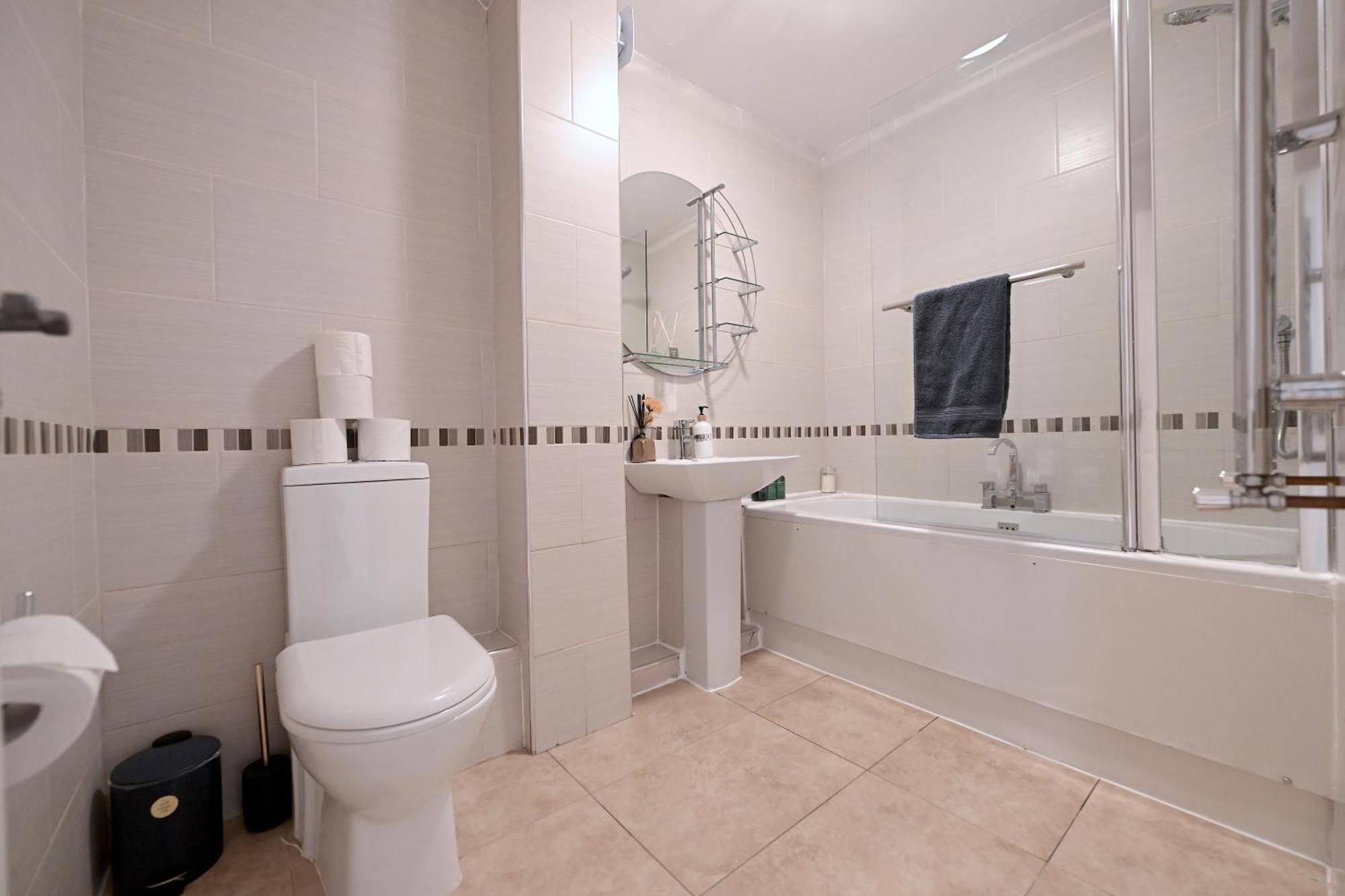 3 Bedroom House In Euston, Patio & Bbq * London