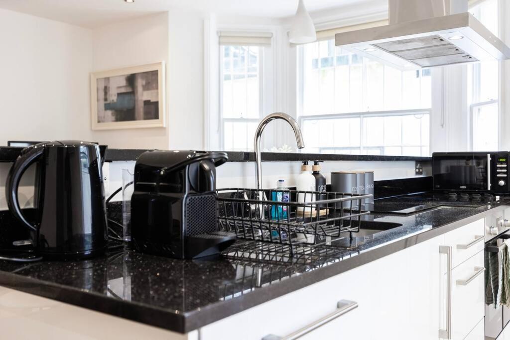 Smart Kensington Retreat 2br