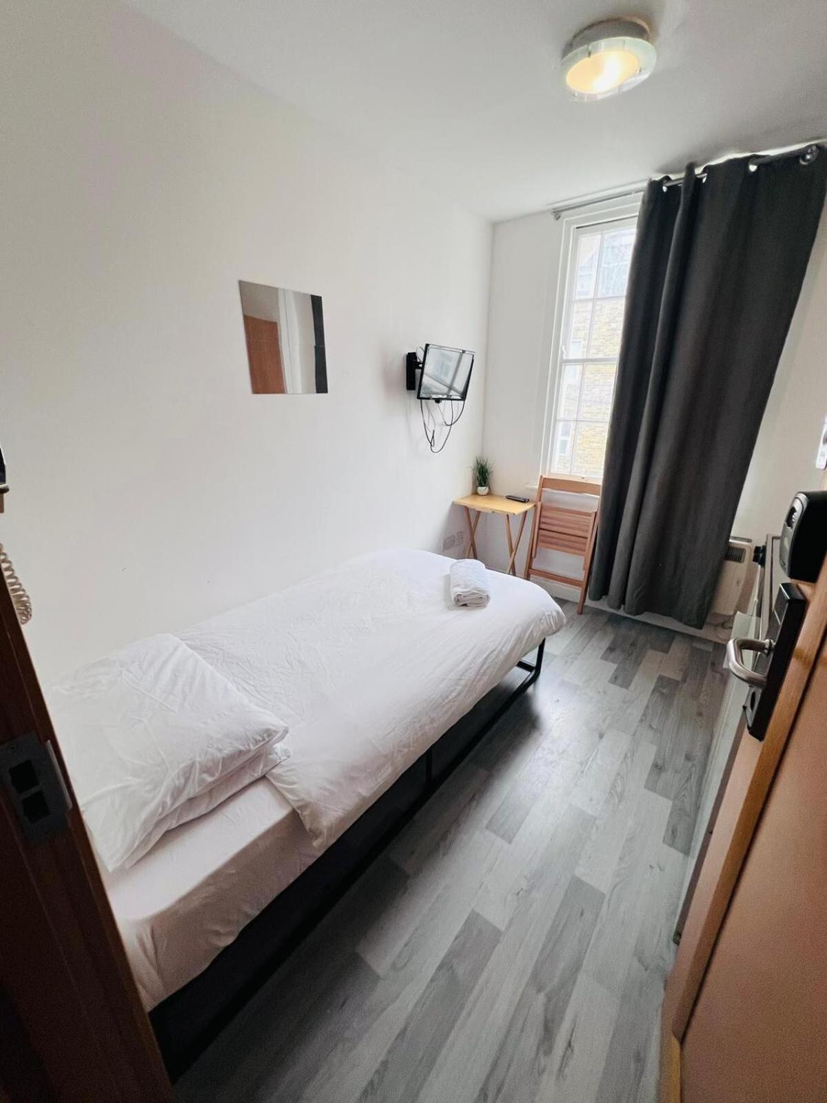 F301-awesome 3rd Flr Fits 1 Near Hyde Park *