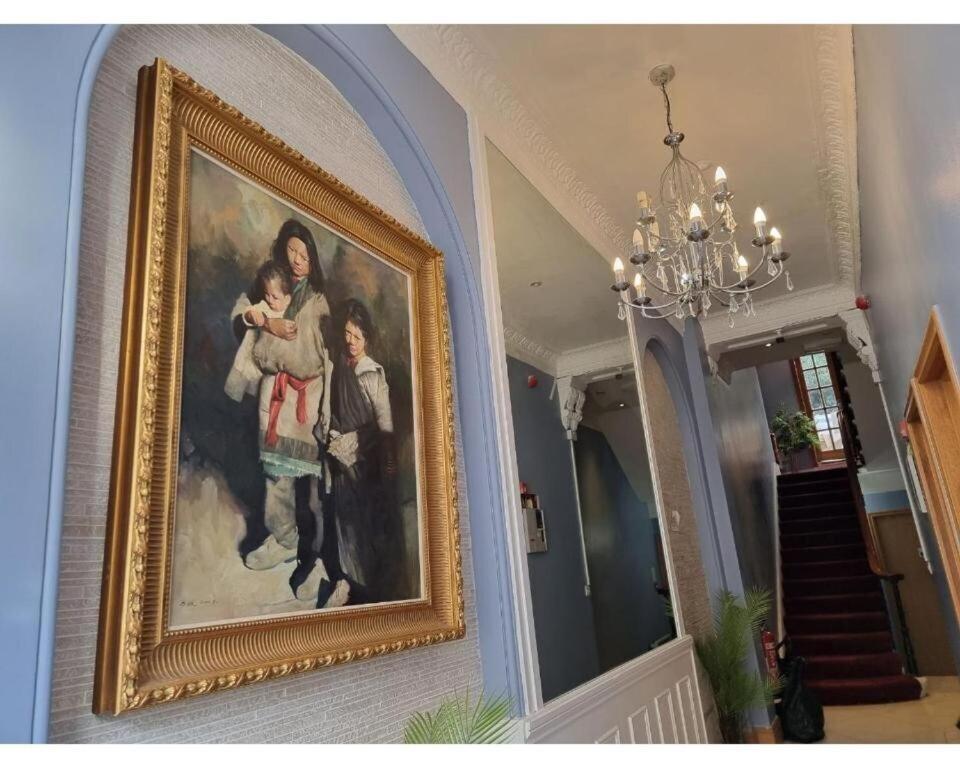 F301-awesome 3rd Flr Fits 1 Near Hyde Park *