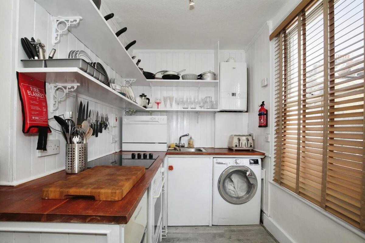 Cozy 2br Flat Sleeps 3 *