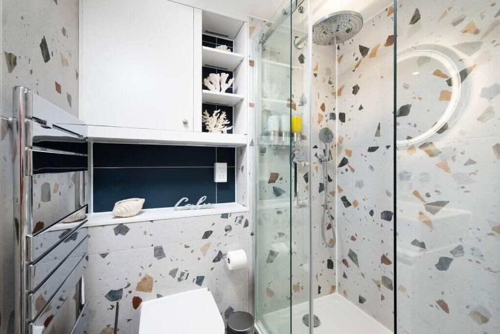 Chic Living In Stratford A Cozy 2br Flat Apartamento