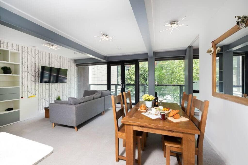 Chic Living In Stratford A Cozy 2br Flat Apartamento