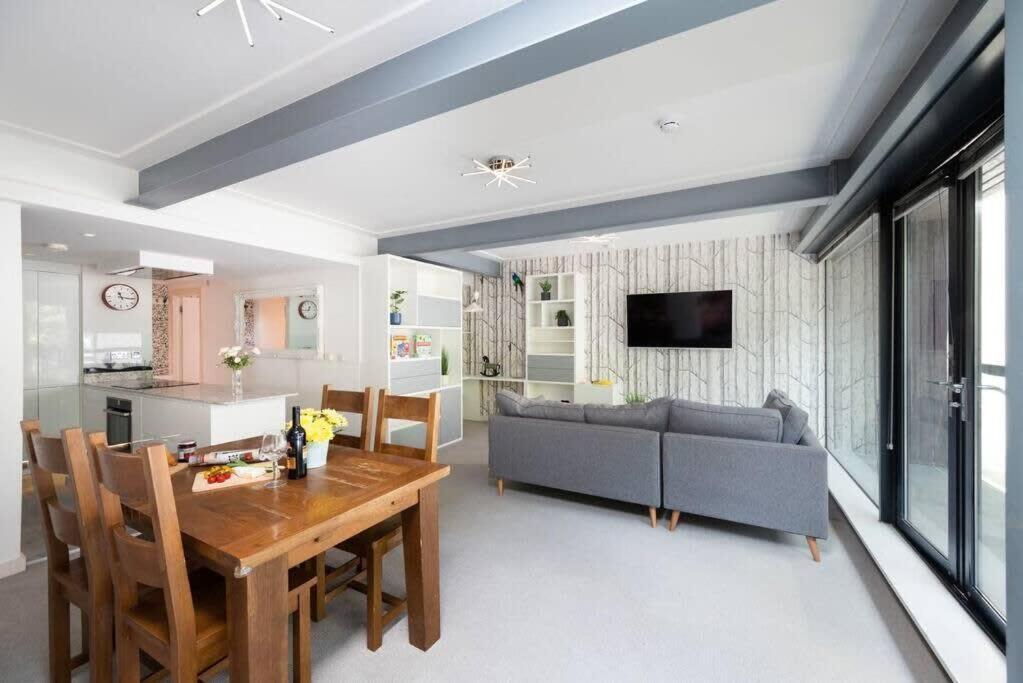 Apartamento Chic Living In Stratford A Cozy 2br Flat