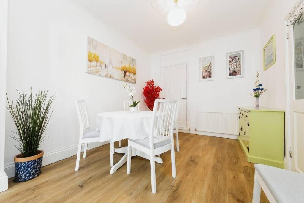 Your Chic 3br Comfort And Style In Londres