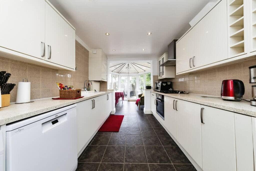 Your Chic 3br Comfort And Style In Londres
