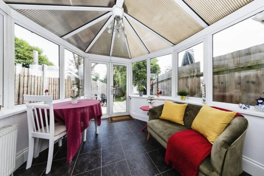Your Chic 3br Comfort And Style In Casa de férias
