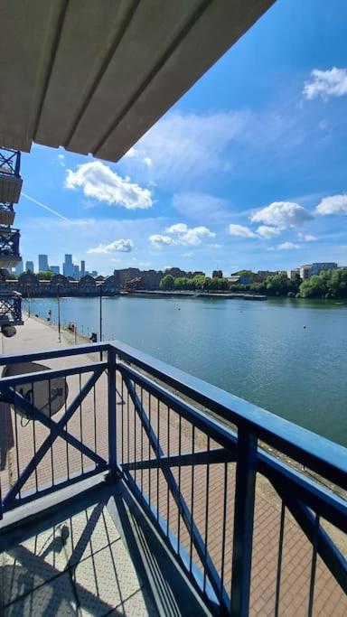 Wapping 700sqft 2 Bedroom - South Facing Dockside Views - Secure Parking * Londres
