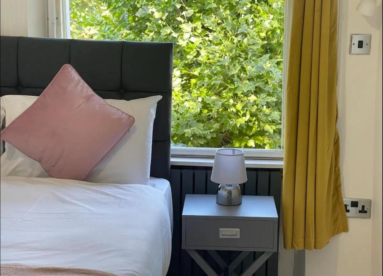 Nd - Hyde Park Hotel