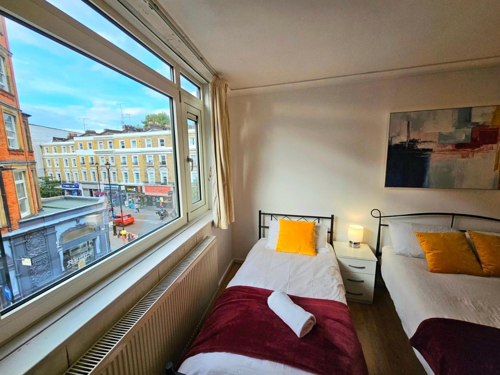 Bright & Spacious In Building With Lift, Right Next To Bayswater Station - Walk To Kensington Palace, Hyde Park, Little Venice & Notting Hill Londen