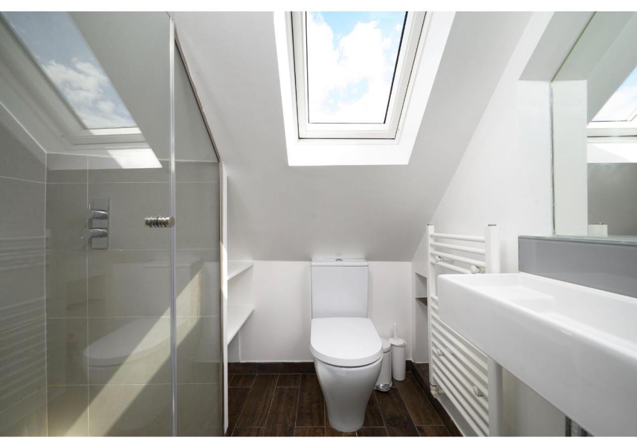 4br House Minutes From Transport & Attractions Сasa de vacaciones