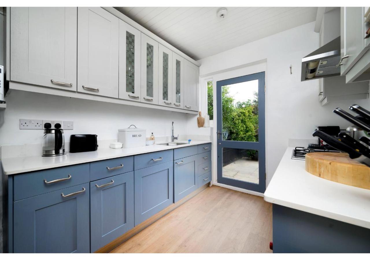Сasa de vacaciones 4br House Minutes From Transport & Attractions *