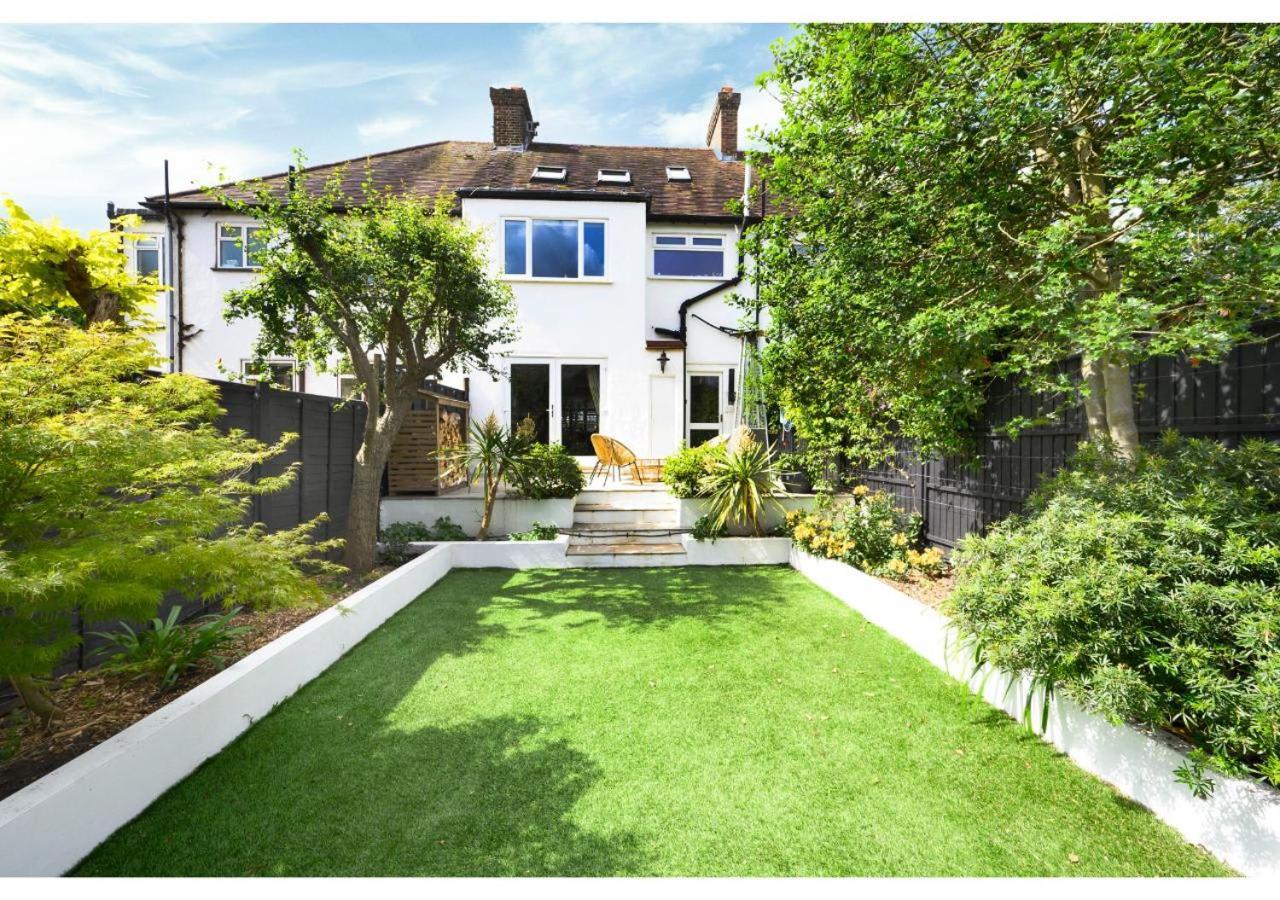 4br House Minutes From Transport & Attractions