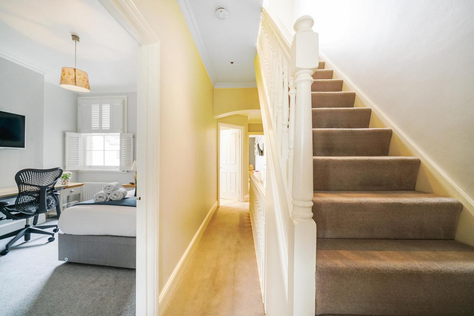 Stylish 2bed 2 Bath House With Balcony