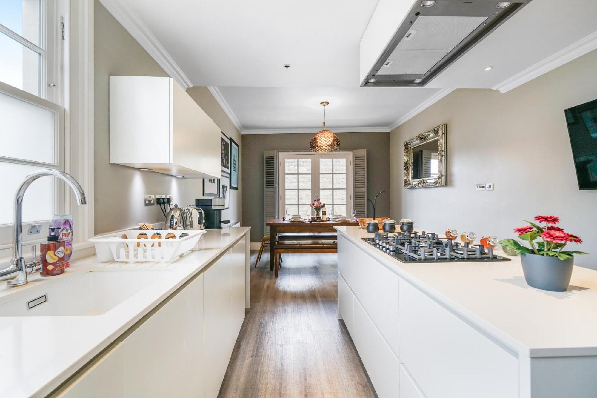 Stylish 2bed 2 Bath House With Balcony *