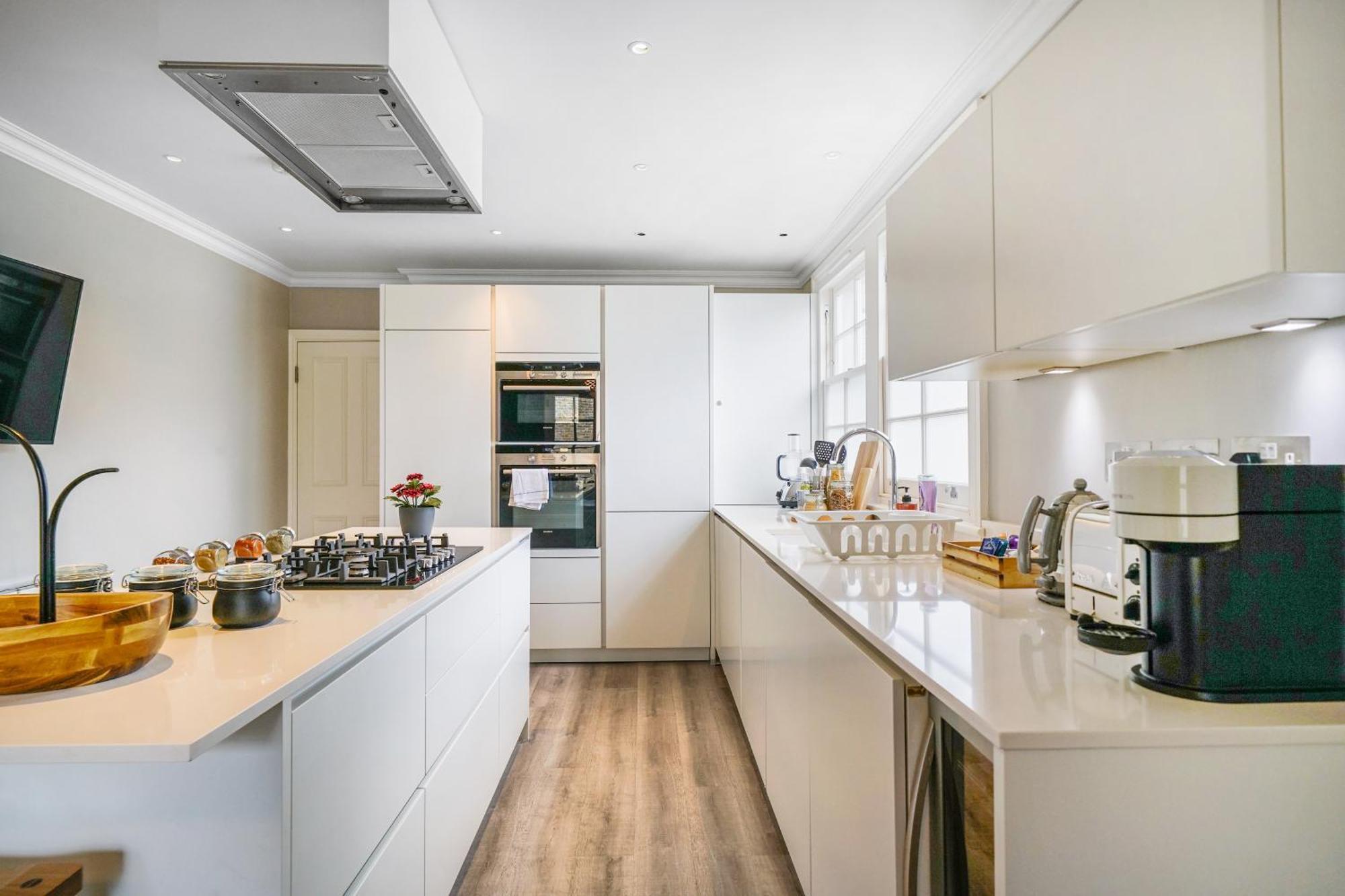 Stylish 2bed 2 Bath House With Balcony