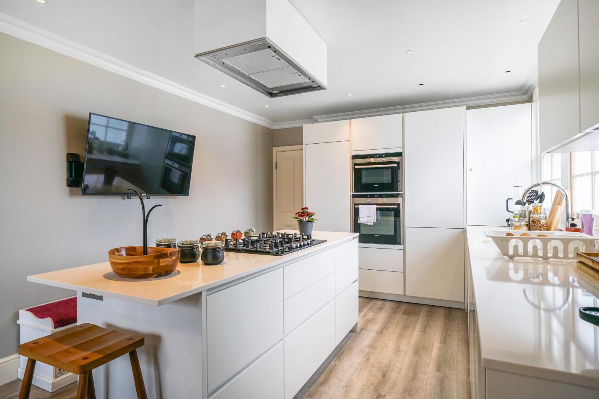 Stylish 2bed 2 Bath House With Balcony *