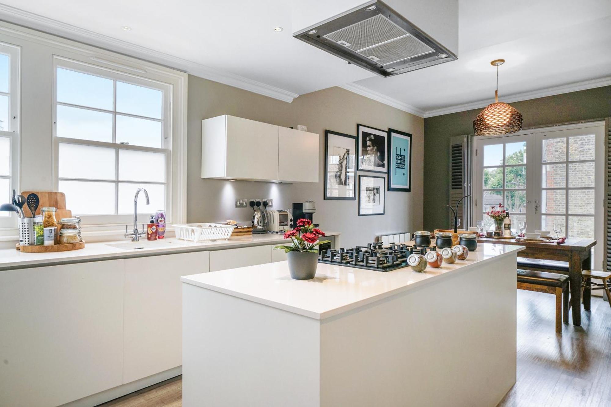 Stylish 2bed 2 Bath House With Balcony