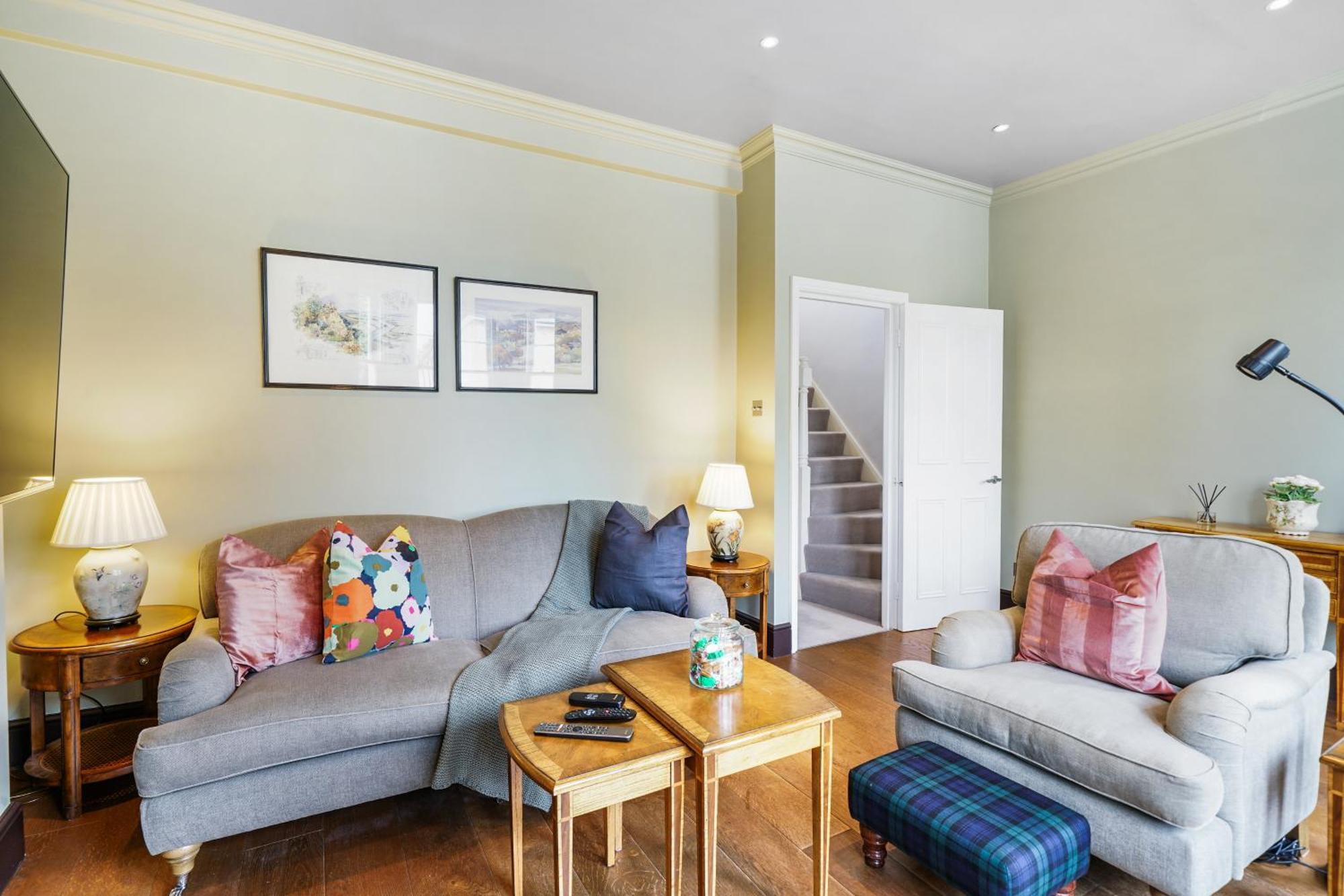 Stylish 2bed 2 Bath House With Balcony