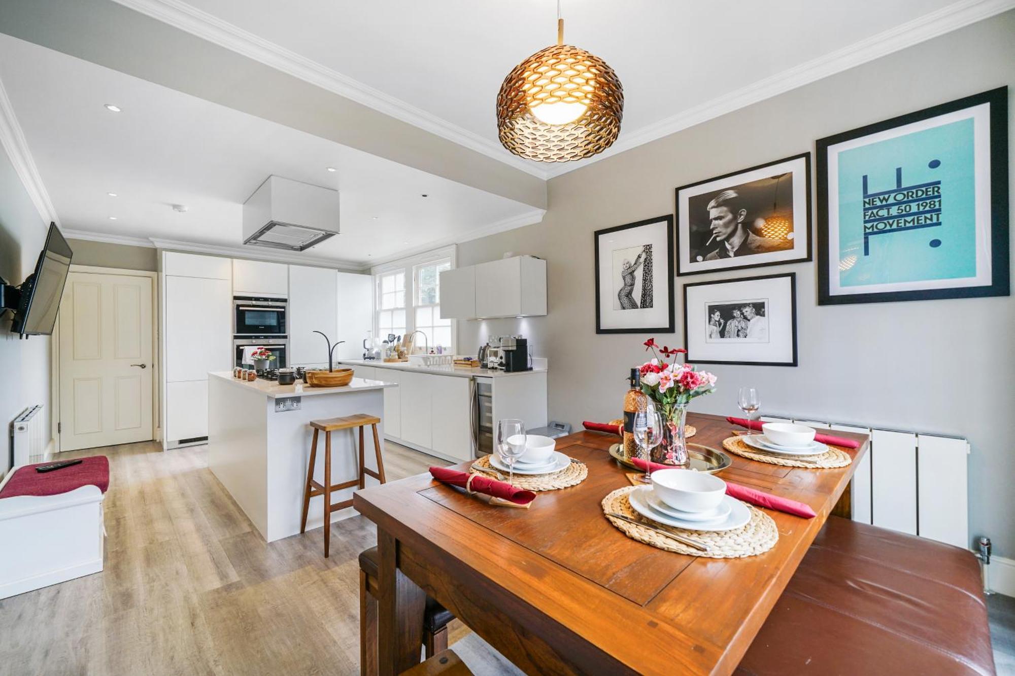 Stylish 2bed 2 Bath House With Balcony