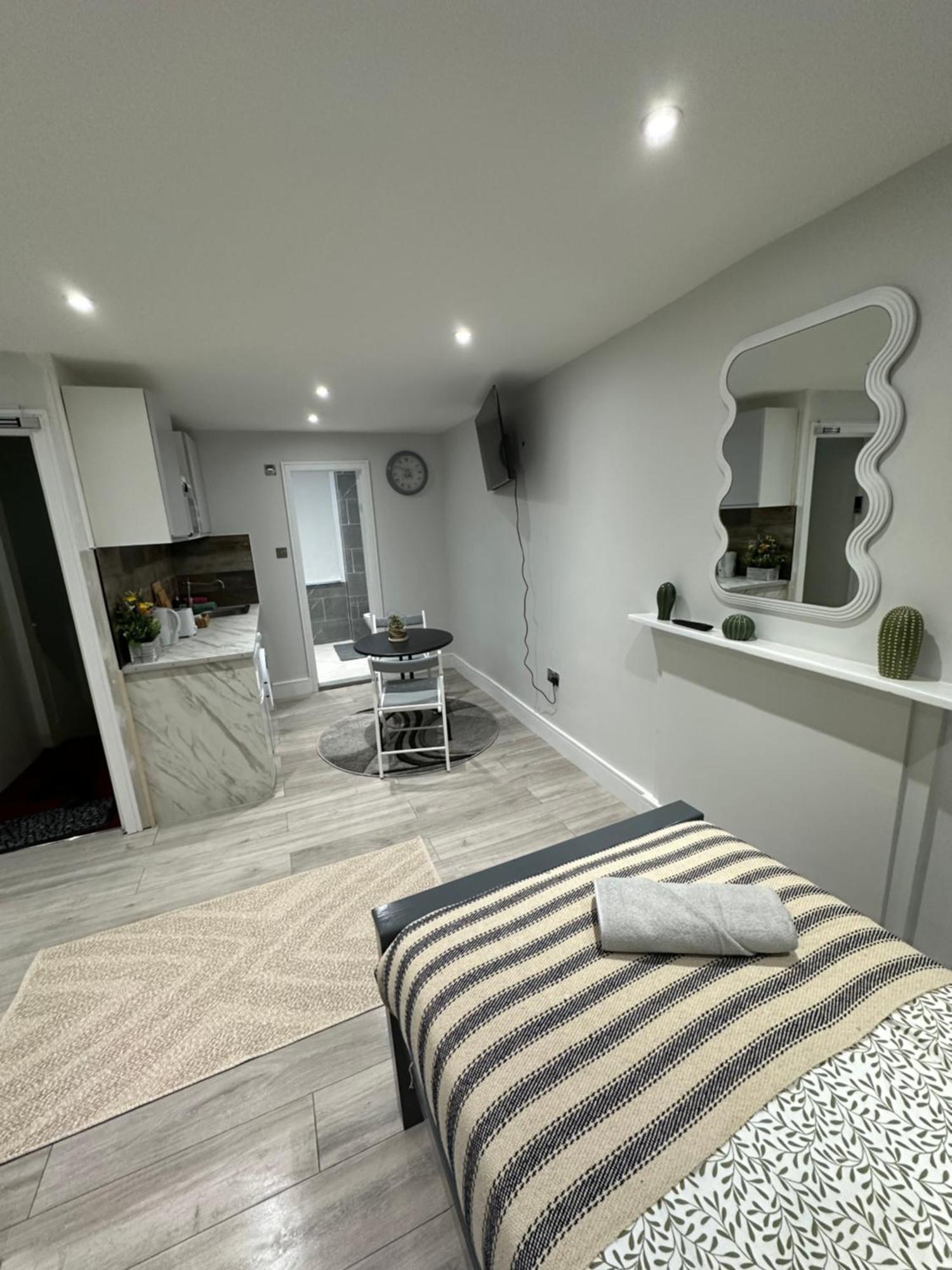 One Bedroom In Camden * Londen
