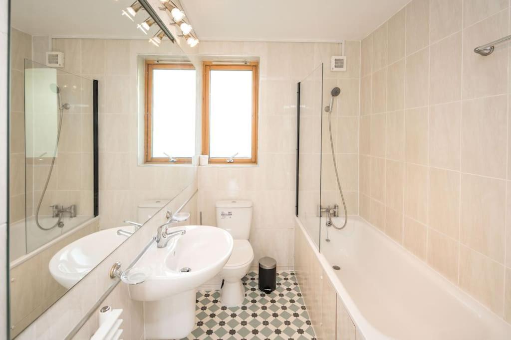 2bed Living Balcony Londres