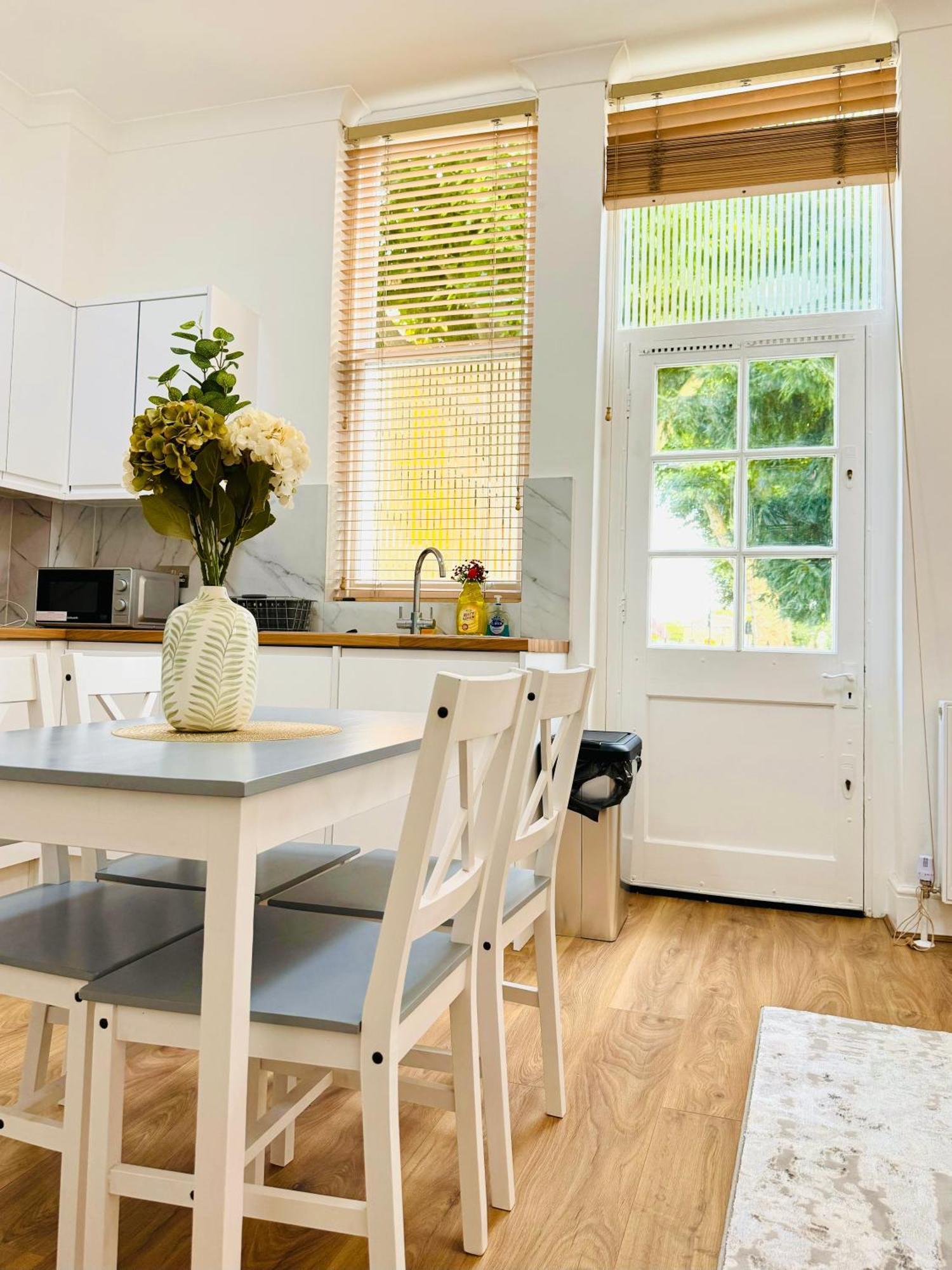 Beautiful 2bedroom Flat In St John Apartment *