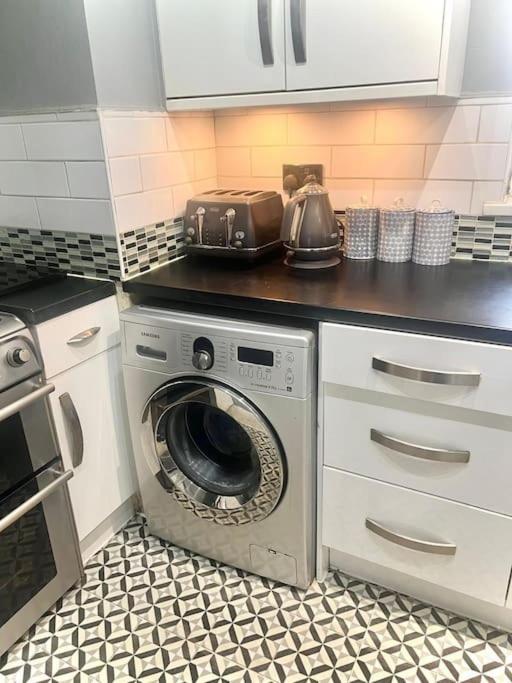 Beautiful 1 Bedroom House With Garden Appartement Londen