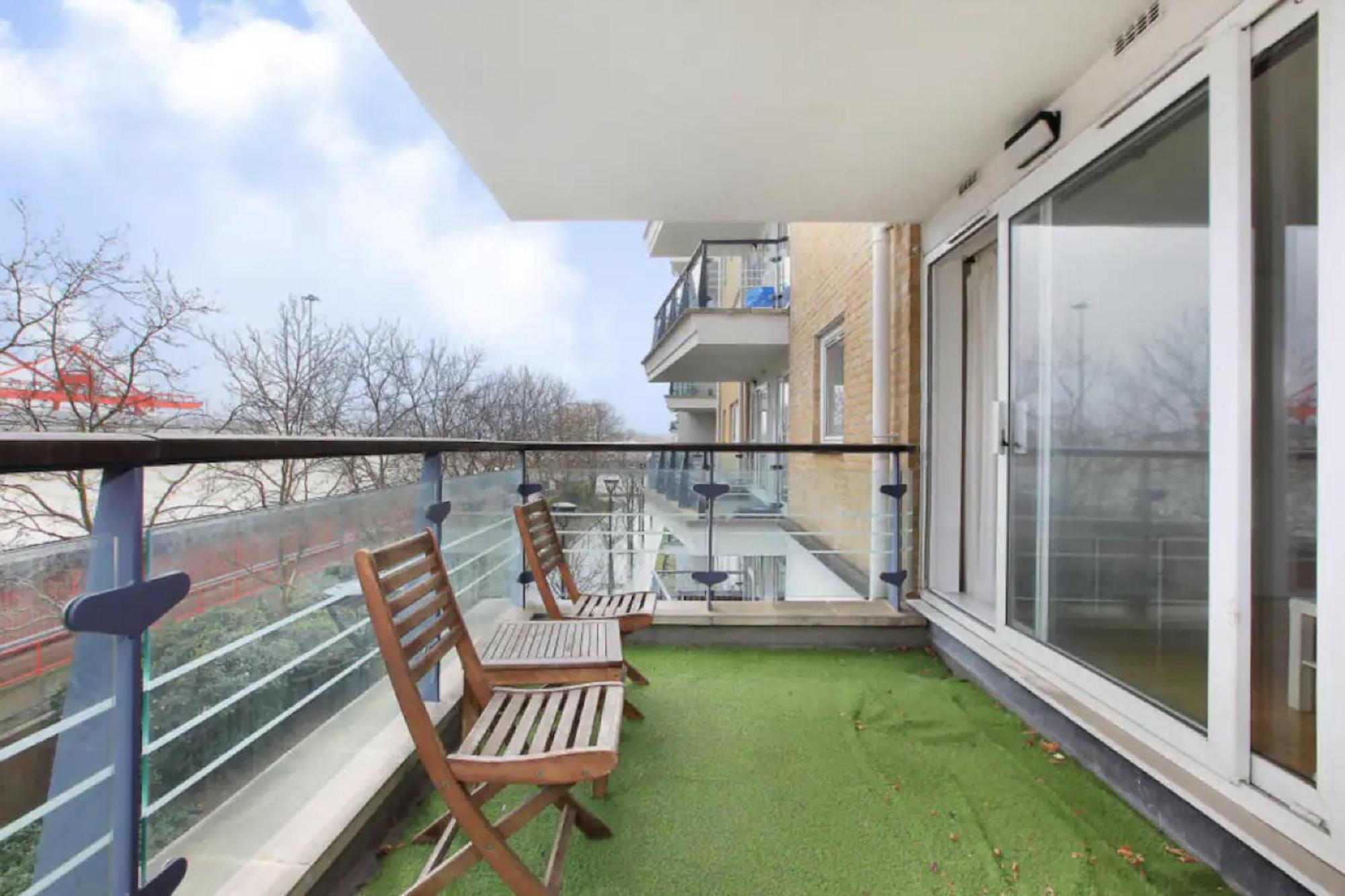 2 Bedroom Flat In Riverside West * London