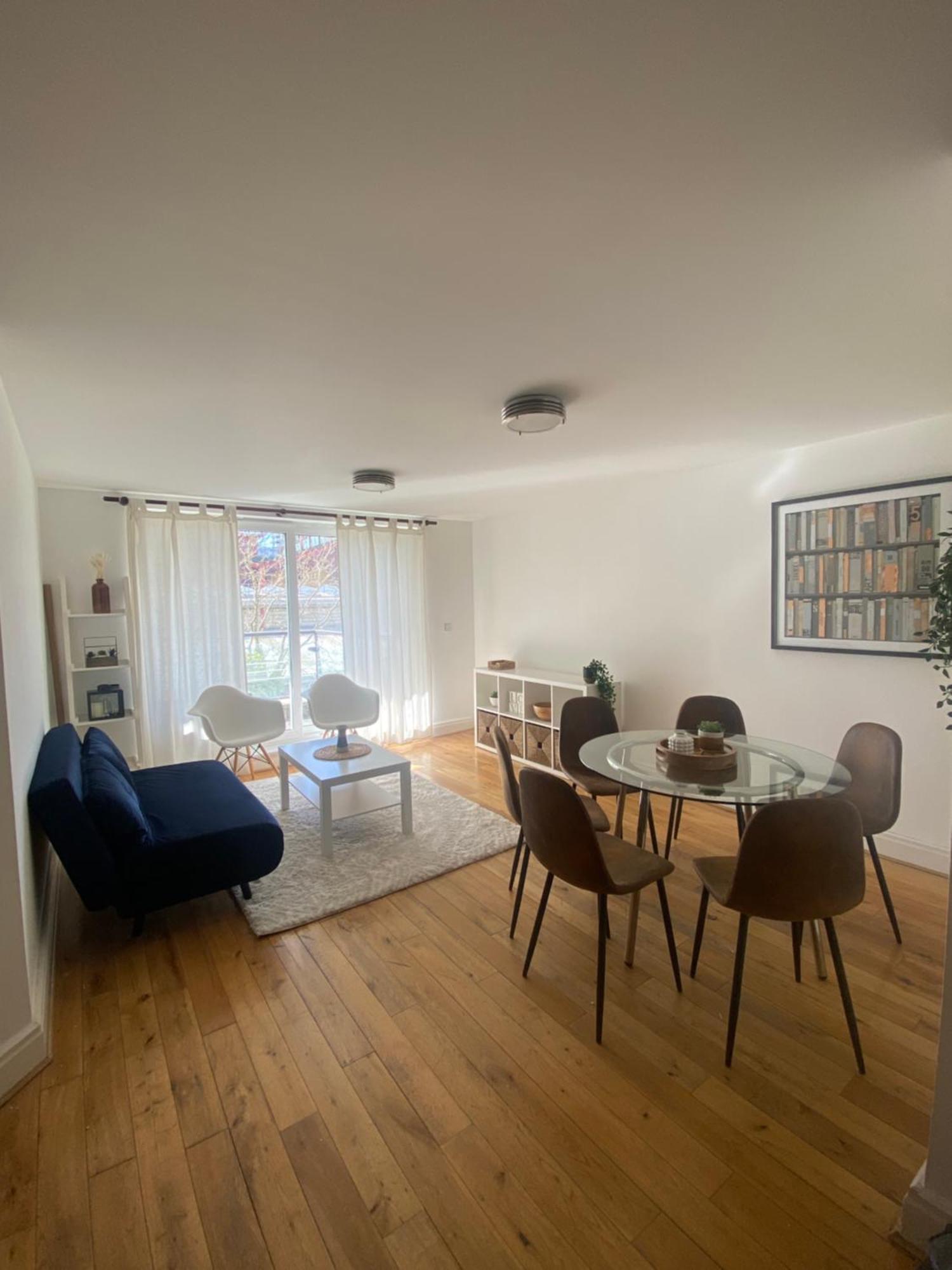 2 Bedroom Flat In Riverside West * London