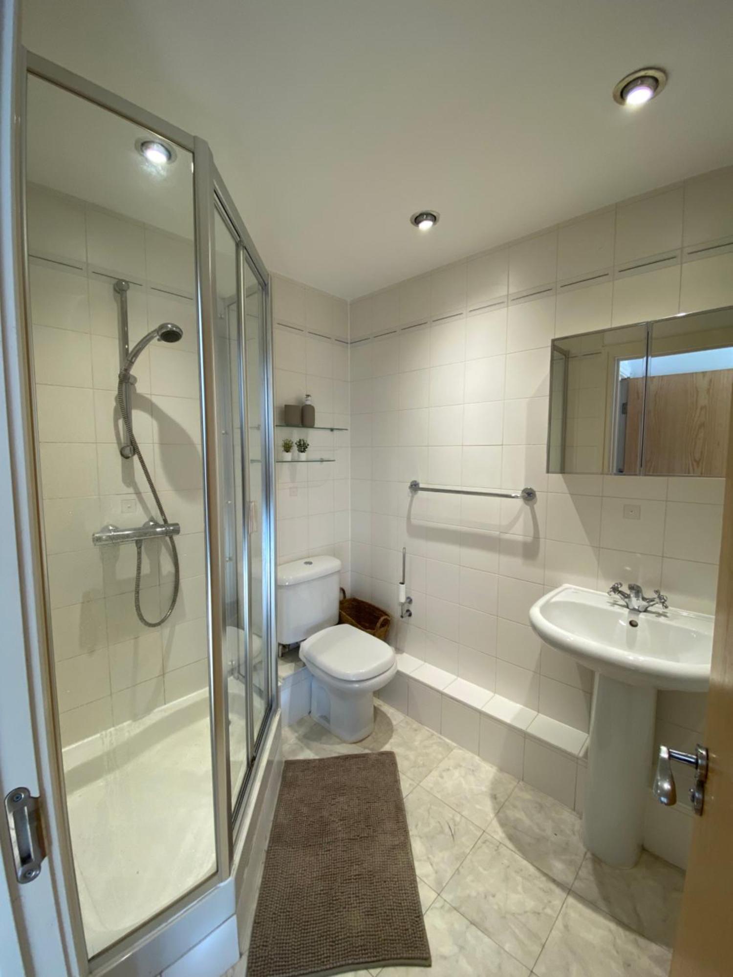 2 Bedroom Flat In Riverside West Appartement *