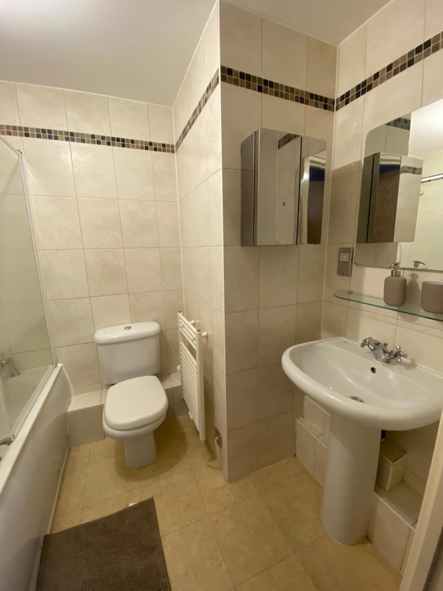 2 Bedroom Flat In Riverside West Appartement