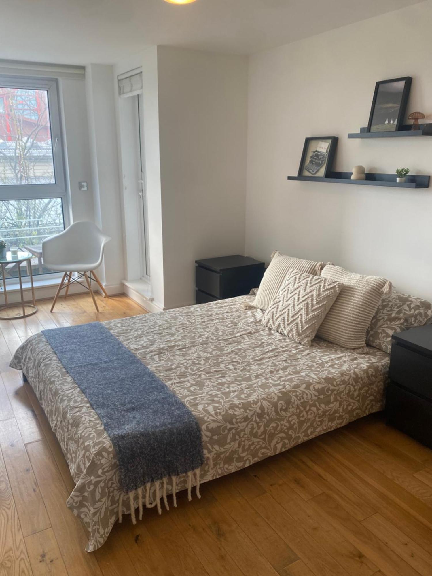 2 Bedroom Flat In Riverside West *