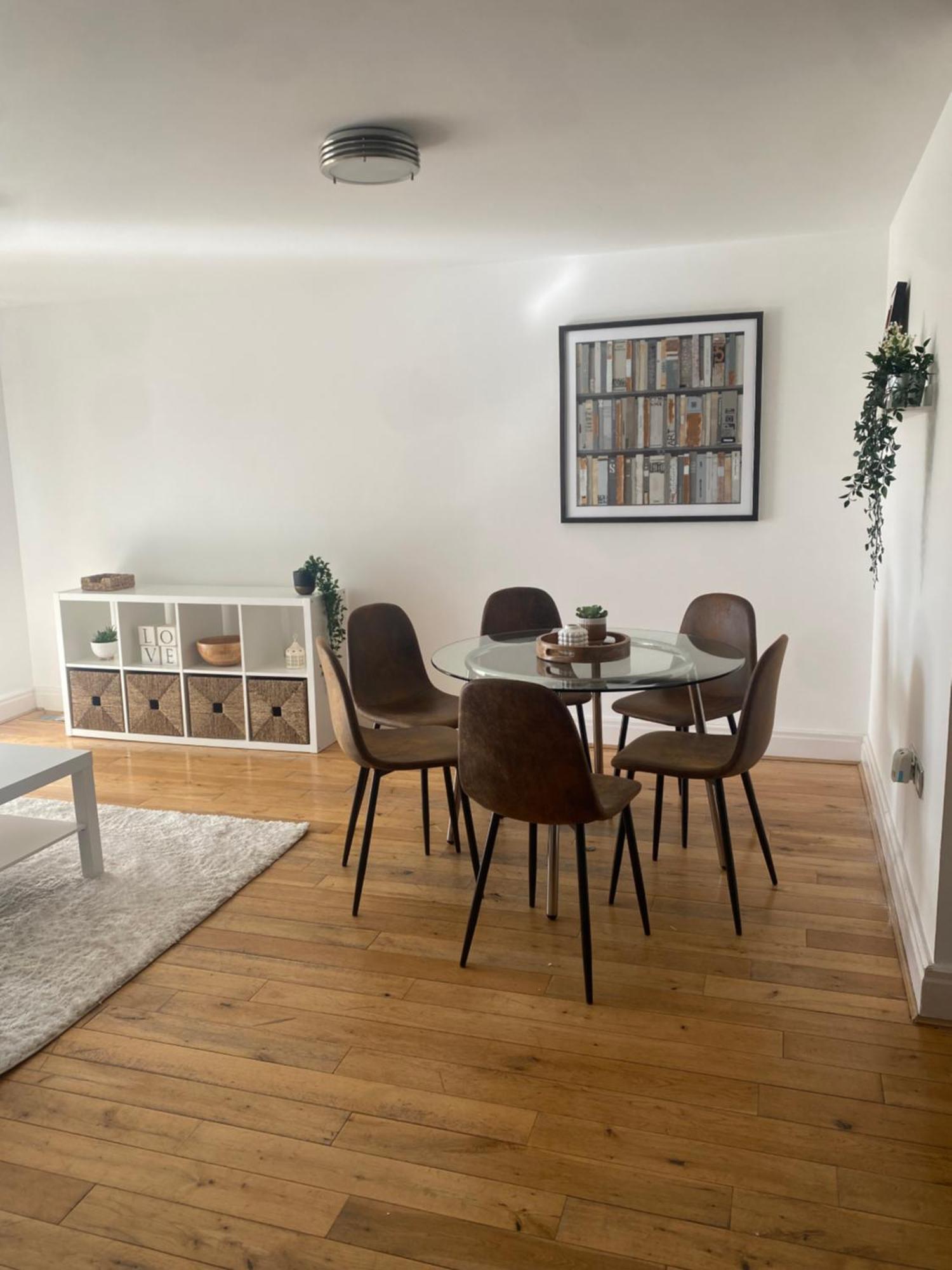 2 Bedroom Flat In Riverside West Londres