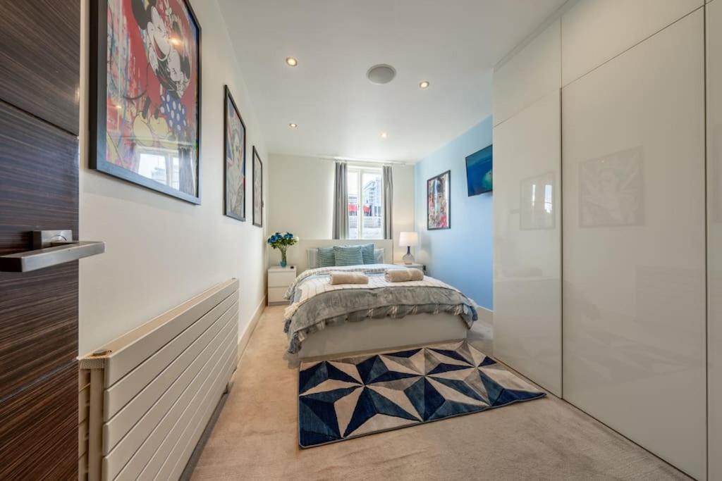 Stunning 3 Bed 2 Bath Penthouse In Apartment *