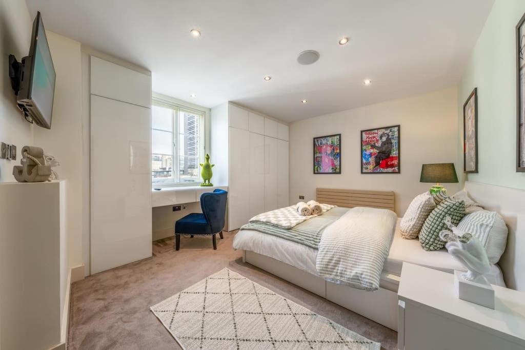 Stunning 3 Bed 2 Bath Penthouse In London